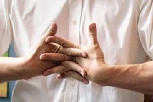 Bẻ khớp ảnh hưởng như thế nào đến sức khỏe?