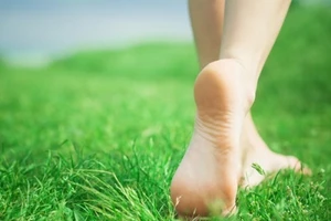 Những lợi ích sức khỏe của việc đi chân đất