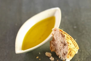Ăn bánh mì nhúng dầu ô liu giảm nguy cơ bệnh tim