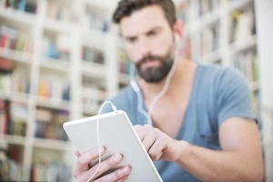 Tại sao dùng máy tính bảng lại bị đau mỏi cổ?