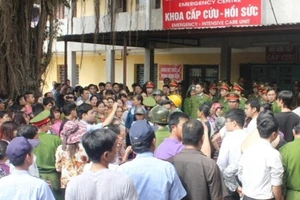 Mang thi thể sản phụ tới vây bệnh viện