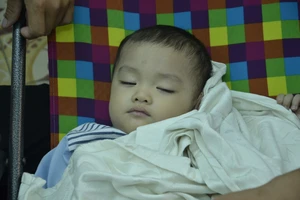 Người phụ nữ bí ẩn 'bỏ quên' em bé trên xe taxi