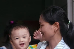 Hai người nhận là thân nhân bé bị bỏ rơi trên taxi