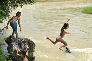 Rủ nhau tập bơi, hai học sinh chết đuối