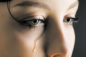 Không khóc nhưng nước mắt cứ chảy là bị làm sao?