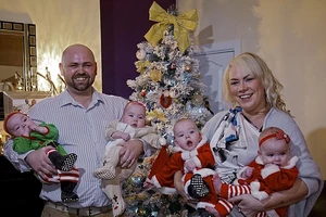 Sinh bốn sau bốn lần sẩy thai từ thụ tinh ống nghiệm