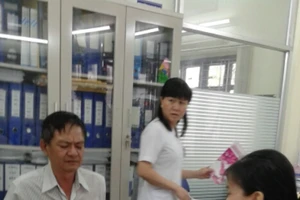 Vụ bé bị bỏ rơi trên taxi: Bệnh viện hẹn sẽ cấp giấy chứng sinh