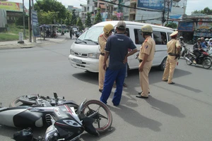 Xe đưa rước học sinh va chạm với xe máy, học sinh hoảng loạn