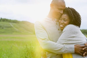 Ôm nhau có thể phòng chống cảm cúm 