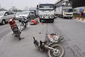 Xe bồn tông liên hoàn gần chục xe máy