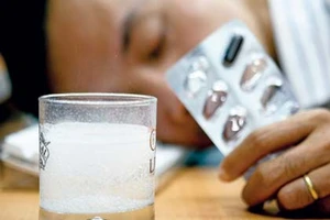 Vừa uống rượu vừa uống viên giải rượu khiến gan tê liệt