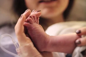 Người mẹ mù có thể nhìn thấy con nhờ kính đặc biệt