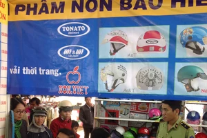 Phát hiện xưởng sản xuất mũ bảo hiểm có dấu hiệu giả quy mô lớn