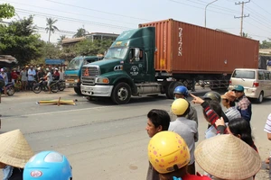 Thương tâm: Bé trai 3 tuổi chết thảm vì bị xe container cán