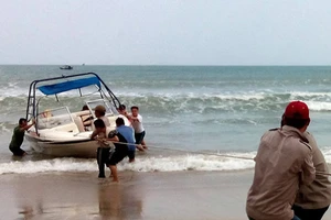 Cứu 2 du khách Nga ngất xỉu trên canô hết xăng