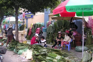 Chợ lá giữa Sài Gòn ngày cận Tết