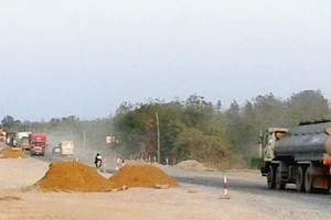 Đường về tết, bụi bay mù mịt 