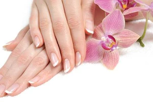 10 cách để móng tay luôn sáng bóng, khỏe mạnh