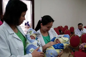 Lần đầu nuôi sống cặp song sinh 500gr