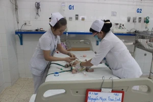 Cắt bỏ khối u 'khủng' cho bé gái 2,5 tháng tuổi