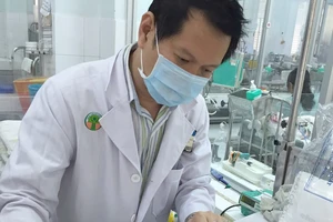 Cắt bỏ khối u quái nặng gần 1 kg cho bé sơ sinh