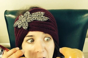 Bàn tay 'biến thành nải chuối' do bỏng lạnh