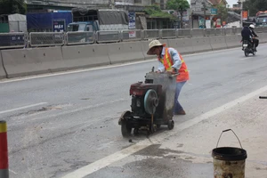 Mặt đường hư hỏng do lật xe, đổ dầu từ ba tháng trước ?