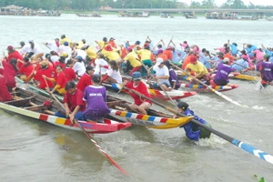 Sôi động giải đua ghe truyền thống trên sông Hương