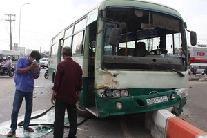 Hành khách hoảng loạn vì xe buýt tông xe khách giường nằm