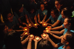 TP.HCM: Hàng ngàn người hưởng ứng Giờ Trái đất xanh 2015