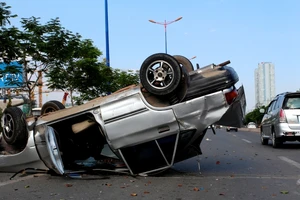 Ô tô lật ngửa trên xa lộ Hà Nội