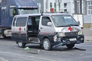 Xe cứu thương tông hai xe ô tô hư hỏng nặng