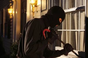 Khống chế bé gái 11 tuổi để cạy tủ cướp tài sản