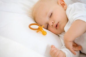 Bé ra nhiều mồ hôi khi ngủ có phải bị còi xương?