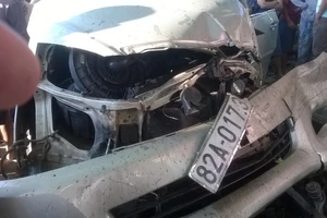 Xe con nổ lốp, tông vào xe đông lạnh làm 3 người chết