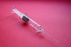 Y tá từ chối chích thuốc cho bệnh nhân vì… giận 