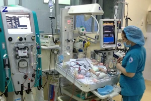 Lọc máu liên tục cứu sống bé sơ sinh