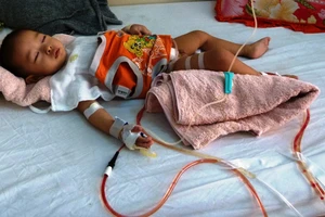 Bé bị cắt nhầm bàng quang đang được phẫu thuật tái tạo