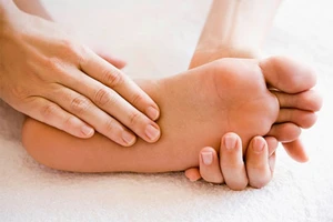 Tê bì lòng bàn chân và ngón chân là bệnh gì?