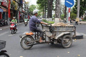  Xe 'mù’, xe ‘mờ’ cản trở giao thông Sài Gòn