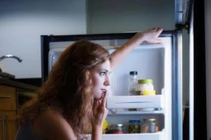 Tại sao chúng ta thèm ăn vào ban đêm?