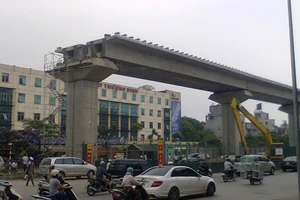 Dự án đường sắt trên cao Hà Nội lại xảy ra tai nạn: Thanh sắt rơi trúng xe ô tô! 