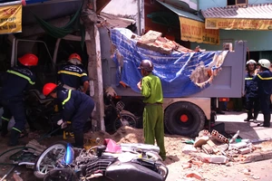 Xe ben mất thắng trên cầu phi thẳng vào nhà dân cán chết 2 người