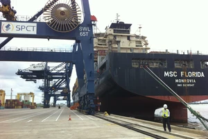 Lần đầu tiên, tàu biển dài 287 m vào TP.HCM