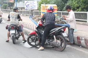 Cầu Tham Lương ‘bốc mùi’ vì tràn lan xe bán hải sản