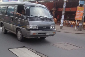 Nắp cống gãy đôi trên đường Phan Huy Ích đã được thay mới