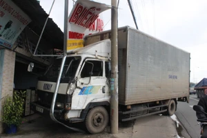 Tránh xe máy đi ngược chiều, xe tải đâm vào nhà dân