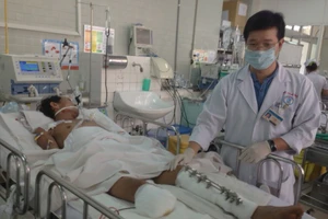 Mẹ ngã khuỵ tìm con bị đứt chân chìm dưới bùn nước