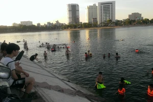 Liên tiếp xảy ra chết đuối, dân Hà Nội vẫn vô tư tắm ‘hồ tử thần’
