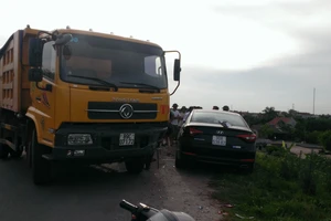 Mất lái, xe tải tông nát xe con